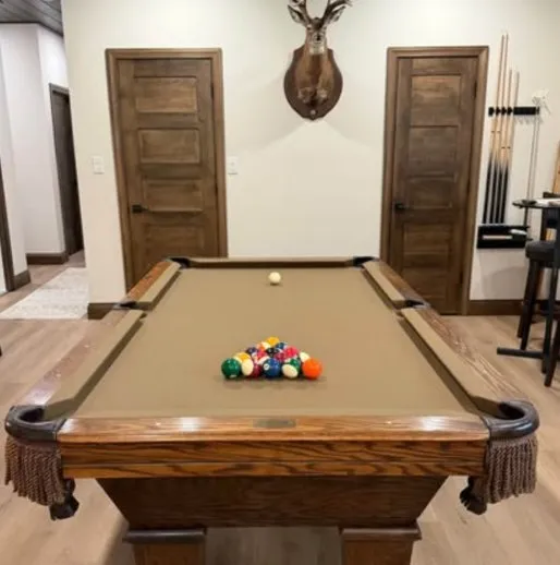 Classic table with tan felt and leather pockets
